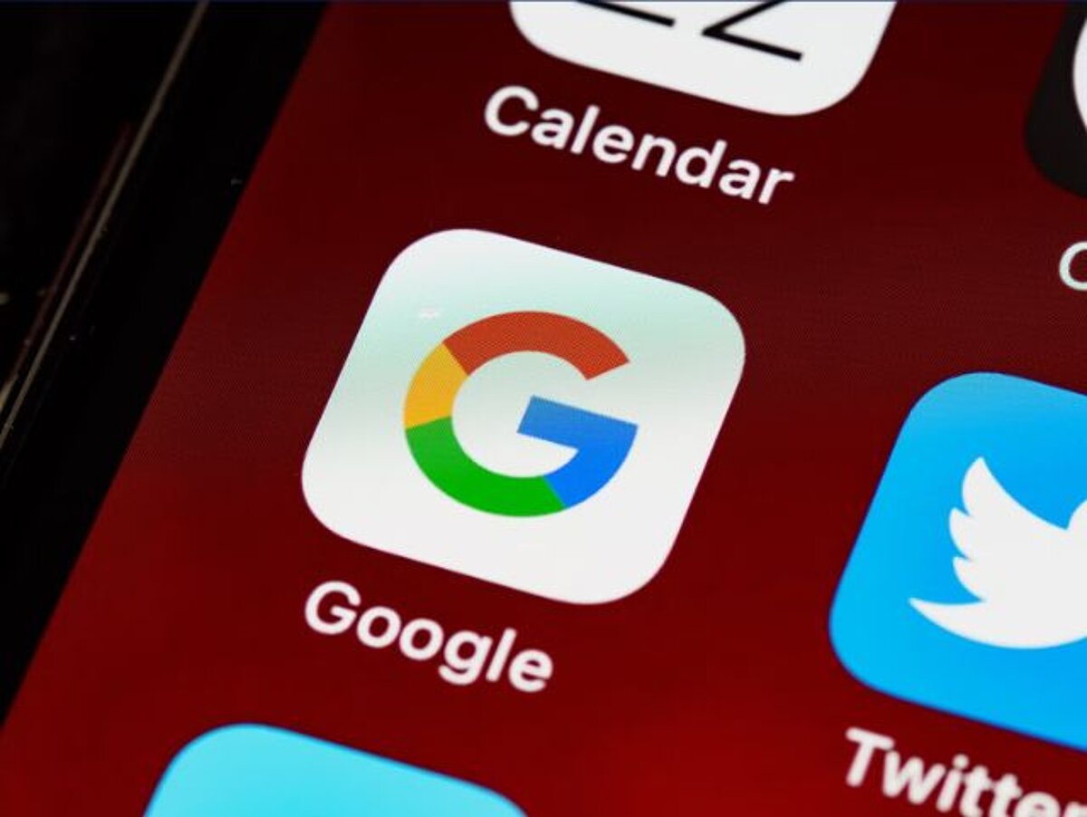 Google accelerates on AI